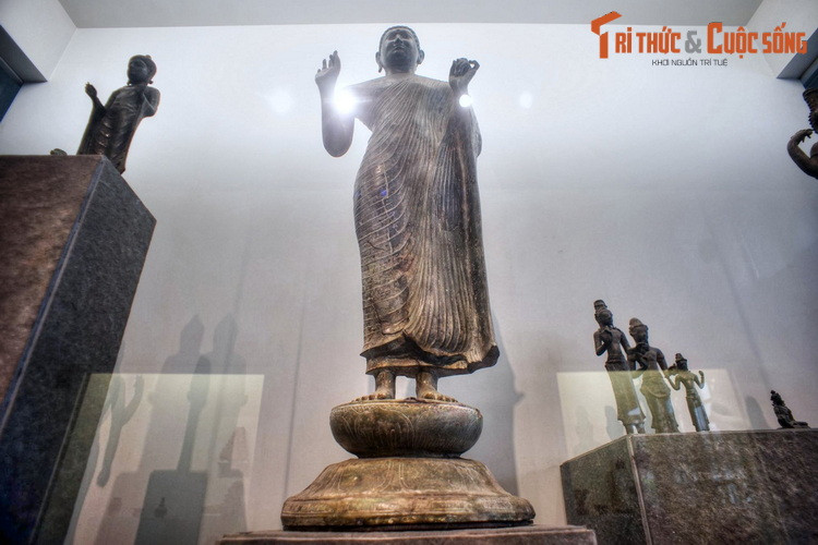 Tạo hình của tượng cân đối, hài hòa, kỹ thuật tạo y phục tinh tế, mềm mại, với một tấm áo tu hành Uttarasanga dài để hở một vai, lại khoác thêm bên ngoài một tấm khoác Samghati.