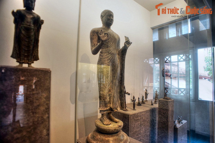 Vào năm 1911, tại di chỉ khảo cổ Đồng Dương (nay thuộc xã Bình Định, huyện Thăng Bình, tỉnh Quảng Nam), nhà khảo cổ học người Pháp Henri Parmentier đã phát hiện ra bức tượng Phật bằng đồng cổ được coi là cổ nhất Đông Nam Á, đó là tượng Phật Đồng Dương.