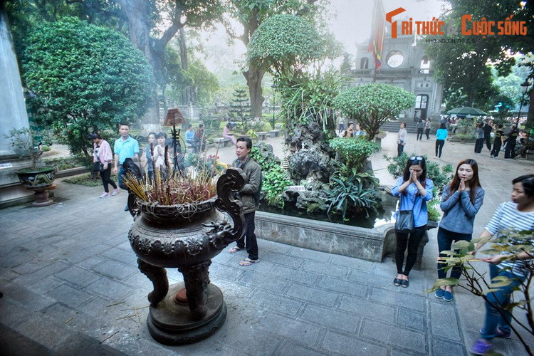 Thăng Long tứ quán gồm 4 quán thờ hệ thống thần linh thuộc đạo Lão. Trong bộ tứ này, đền Quán Thánh được gọi là quán Trấn Vũ. Ba quán còn lại là quán Huyền Thiên, quán Đồng Thiên và quán Đế Thích, nay là chùa Huyền Thiên, chùa Kim Cổ và chùa Vua.