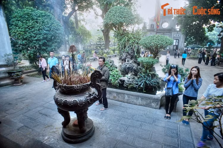 Thăng Long tứ quán gồm 4 quán thờ hệ thống thần linh thuộc đạo Lão. Trong bộ tứ này, đền Quán Thánh được gọi là quán Trấn Vũ. Ba quán còn lại là quán Huyền Thiên, quán Đồng Thiên và quán Đế Thích, nay là chùa Huyền Thiên, chùa Kim Cổ và chùa Vua.