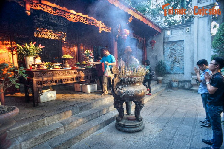 Trong Thăng Long tứ trấn - gồm 4 ngôi đền thờ 4 vị thần trấn giữ 4 hướng của Kinh thành - đền Quán Thánh trấn giữ phía Bắc. Ba ngôi đền còn lại là đền Bạch Mã trấn Đông, đền Voi Phục trấn Tây, đền Kim Liên trấn Nam.