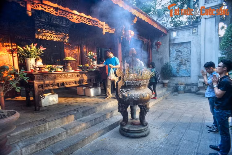 Trong Thăng Long tứ trấn - gồm 4 ngôi đền thờ 4 vị thần trấn giữ 4 hướng của Kinh thành - đền Quán Thánh trấn giữ phía Bắc. Ba ngôi đền còn lại là đền Bạch Mã trấn Đông, đền Voi Phục trấn Tây, đền Kim Liên trấn Nam.