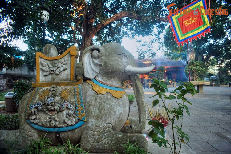 Cùng với chùa Trấn Quốc, chùa Kim Liên và phủ Tây Hồ, đền Quán Thánh góp phần tạo nên sự hài hoà trong kiến trúc cảnh quan và văn hoá tín ngưỡng ven bờ hồ Tây của Hà Nội.