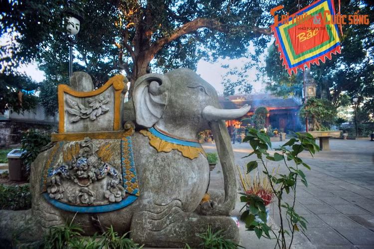 Cùng với chùa Trấn Quốc, chùa Kim Liên và phủ Tây Hồ, đền Quán Thánh góp phần tạo nên sự hài hoà trong kiến trúc cảnh quan và văn hoá tín ngưỡng ven bờ hồ Tây của Hà Nội.