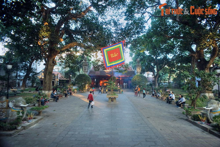 Đền là nơi thờ Huyền Thiên Trấn Vũ, một trong bốn vị thần trấn giữ bốn phương Đông - Tây - Nam - Bắc theo quan niệm dân gian. Ngài cũng được coi là một vị thần hộ mệnh của Kinh thành Thăng Long.