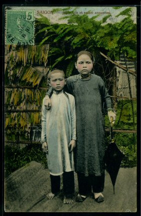 Hai chị em gái ở Sài Gòn.