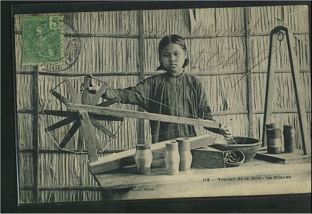 Thiếu nữ dệt vải.