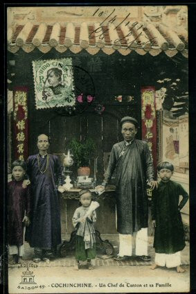 Một quận trưởng chụp ảnh cùng gia đình.