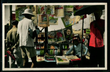 Quầy bán báo vỉa hè ở Sài Gòn.