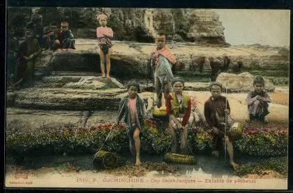 Những đứa trẻ ở một làng chài của Vũng Tàu.