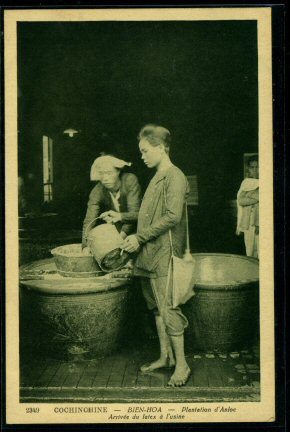 Các công nhân xử lý mủ cao su tại nhà máy ở An Lộc, Biên Hòa.