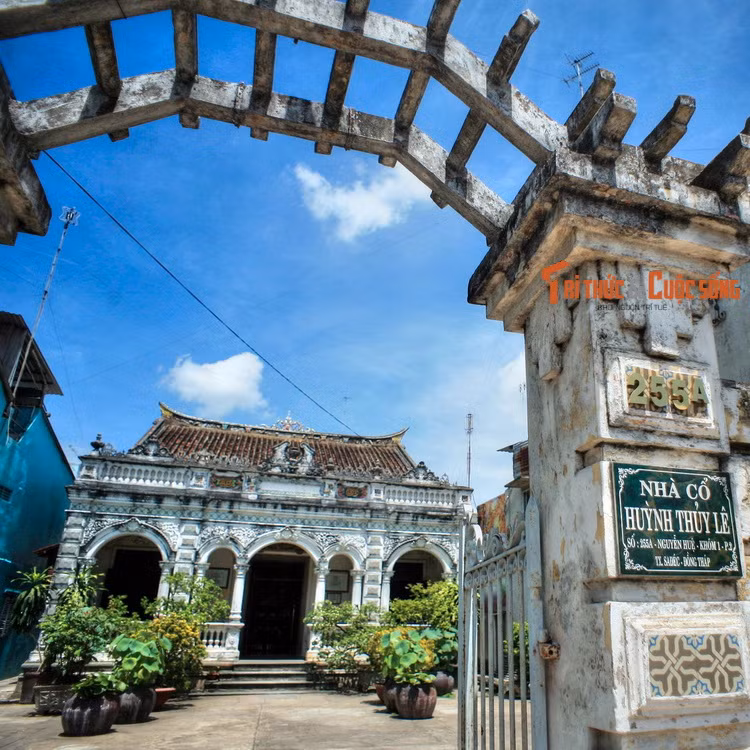Nét xưa của nhà cổ Huỳnh Thủy Lê ở Sa Đéc. Ngôi nhà trăm tuổi nổi tiếng Nam Bộ này gắn với cuộc tình của nữ nhà văn Pháp Marguerite Duras và thiếu gia người Hoa Huỳnh Thủy Lê ở mảnh đất Sa Đéc đầu thế kỷ 20.