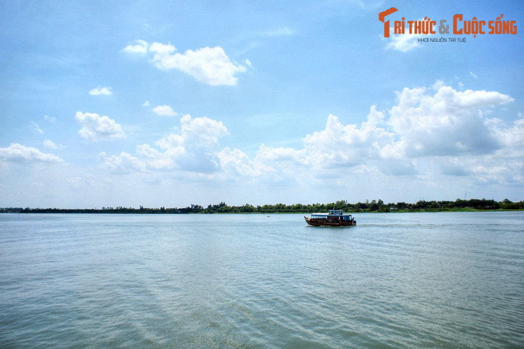 Khung cảnh sóng nước bao la trên dòng sông Tiền ở Đồng Tháp. Trong 13 tỉnh của vùng đồng bằng sông Cửu Long, Đồng Tháp là tỉnh duy nhất có địa bàn ở cả hai bờ sông Tiền.