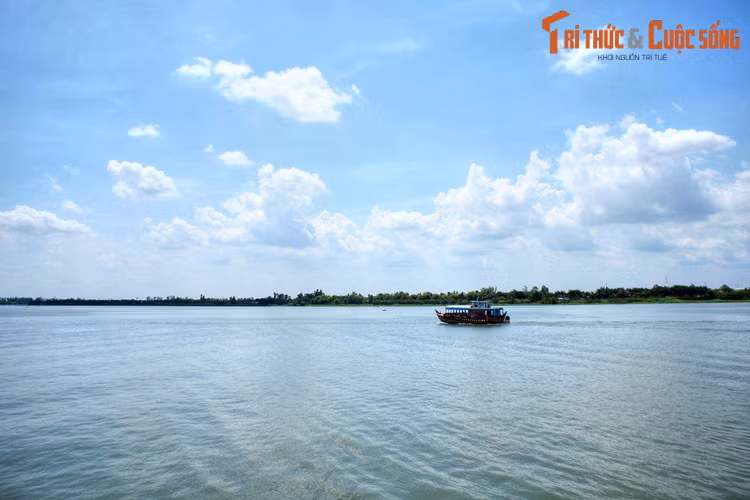 Khung cảnh sóng nước bao la trên dòng sông Tiền ở Đồng Tháp. Trong 13 tỉnh của vùng đồng bằng sông Cửu Long, Đồng Tháp là tỉnh duy nhất có địa bàn ở cả hai bờ sông Tiền.