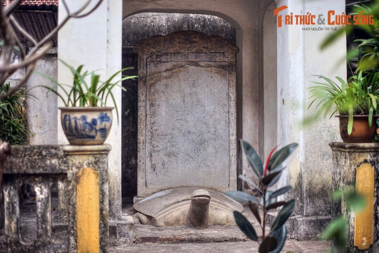 Những dấu tích khác của ngôi đình xưa là hai tấm bia đá và một số trụ đá trước đây dùng để kê chân cột đình. Ngoài ra đình còn giữ được 13 đạo sắc phong của các triều đại phong kiến cấp cho bà Lý Châu Nương.