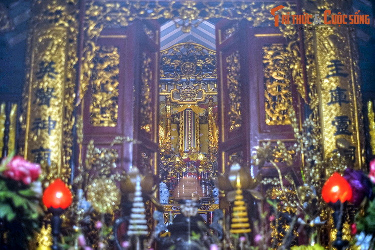 Gian hậu cung là nơi thờ bài vị Lý Châu Nương cùng long ngai và tượng của bà.