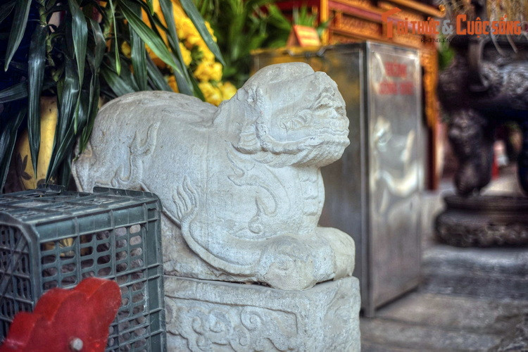 Trước tòa đại đình có hai con nghê đá, tương truyền có từ thời Lê Trung Hưng.