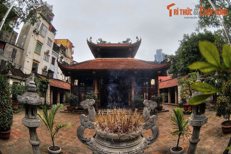 Sau sân đình có tòa nhà phương đình xây hai tầng tám mái trên nền phương đình cũ bị quân Pháp đốt phá năm 1946. Hai bên phương đình có hai nhà tả, hữu mạc, hai ngôi miếu nhỏ thờ hai nàng hầu của Bà Chúa Kho và hai nhà bia.