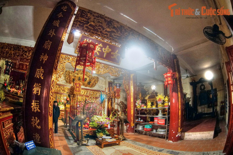 Sau phương đình là toà đại đình kết nối với hậu cung theo hình chuôi vồ. Công trình được xây dựng lại bằng bê tông cốt thép với các bàn thờ, cửa võng, liễn đối, đồ tế khí... bằng gỗ sơn son thếp vàng, bài trí tôn nghiêm.