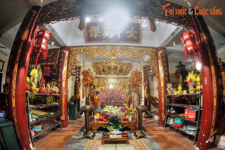 Khi quân Nguyên xâm lược nước ta, Đốc bộ Trần giao cho bà Châu Nương giữ thành, còn mình thì đến Diễn Châu để bổ sung quân số. Châu Nương tổ chức chiến đấu giữ thành khéo léo khiến quân địch không thể tiến vào được.