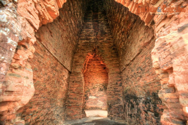 Những ngày gần đây, người dân Bình Định bức xúc phản ánh các đơn vị thi công đã đưa phương tiện cơ giới đến đào xới trong vùng lõi khu di tích tháp Bánh Ít, có dấu hiệu xâm hại nghiêm trọng quần thể công trình có giá trị đặc biệt của nghệ thuật kiến trúc Champa.