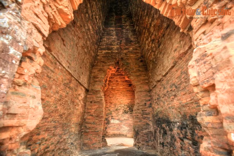 Những ngày gần đây, người dân Bình Định bức xúc phản ánh các đơn vị thi công đã đưa phương tiện cơ giới đến đào xới trong vùng lõi khu di tích tháp Bánh Ít, có dấu hiệu xâm hại nghiêm trọng quần thể công trình có giá trị đặc biệt của nghệ thuật kiến trúc Champa.