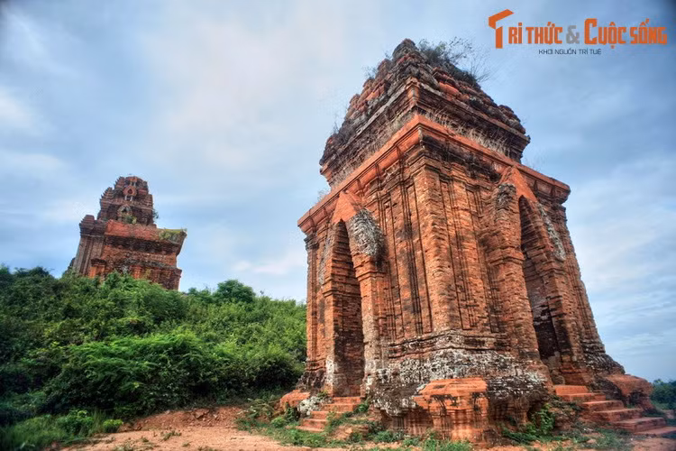 Chếch về hướng Đông – Nam của tháp chính, nằm ở lưng chừng đồi là tháp Bia, một ngọn tháp có quy mô nhỏ hơn, nhưng cũng rất độc đáo.
