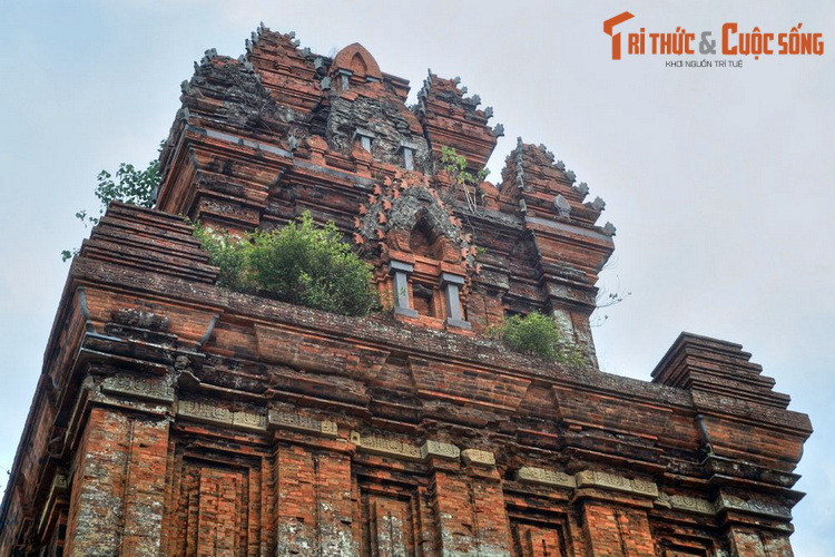 Theo các nhà nghiên cứu, tháp Bánh Ít được xây dựng vào khoảng thế kỷ thứ 10, là nhóm tháp đại diện cho giai đoạn chuyển tiếp từ phong cách Trà Kiệu sang phong cách Bình Định, kết hợp hài hòa vẻ đẹp của hai xu thế: nhịp nhàng, trang nhã và khỏe khoắn, hoành tráng của kiến trúc Chăm.