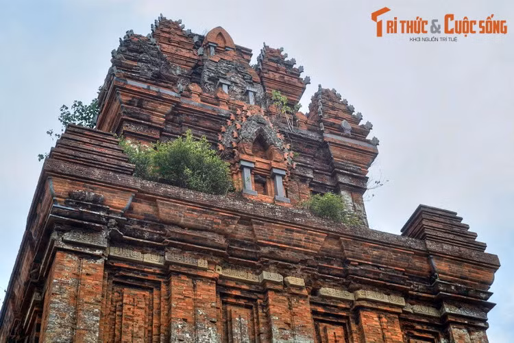 Theo các nhà nghiên cứu, tháp Bánh Ít được xây dựng vào khoảng thế kỷ thứ 10, là nhóm tháp đại diện cho giai đoạn chuyển tiếp từ phong cách Trà Kiệu sang phong cách Bình Định, kết hợp hài hòa vẻ đẹp của hai xu thế: nhịp nhàng, trang nhã và khỏe khoắn, hoành tráng của kiến trúc Chăm.