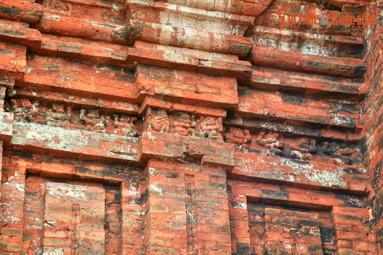 Dưới mái tháp Hỏa có những hình người như đang gồng mình, dùng hai tay như nâng bổng cả bộ mái. Trên mặt tường của tháp, các nghệ sĩ Chăm xưa đã tô điểm bằng những băng, những ô hình hoa lá.