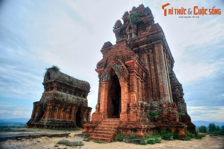 Khu đền tháp này có tổng cổng với 4 ngọn tháp, gồm: tháp thờ chính (Kalan); tháp Cổng (Gopura); tháp Hỏa (Kosagrha); tháp Bia (Porsa). Trên đỉnh đồi là nơi tọa lạc của tháp thờ chính và tháp Hỏa, trong đó tháp thờ (bên phải) là ngọn tháp hoành tráng và ấn tượng nhất.