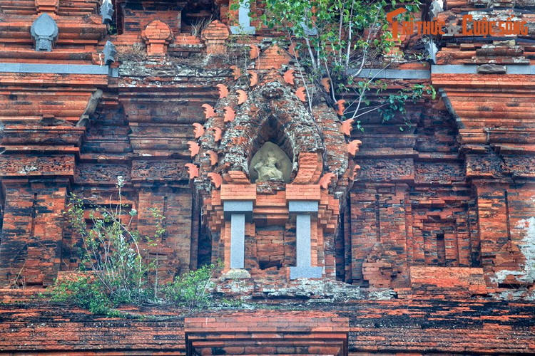 Tháp này có các cột ốp, các đường gồ nhô ra dọc các mặt tường, các cửa vòm và cửa giả hình mũi lao nhọn đồ sộ. Bên cạnh dáng vẻ uy nghi của tòa tháp là vẻ thanh tú của những đường nét, họa tiết hoa lá trên các diềm mái, những bức tượng sinh động trên các mặt vòm các cửa giả.