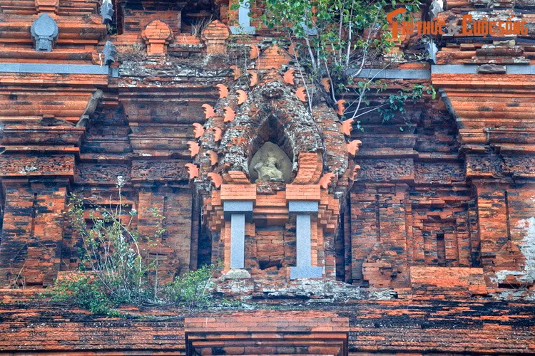 Tháp này có các cột ốp, các đường gồ nhô ra dọc các mặt tường, các cửa vòm và cửa giả hình mũi lao nhọn đồ sộ. Bên cạnh dáng vẻ uy nghi của tòa tháp là vẻ thanh tú của những đường nét, họa tiết hoa lá trên các diềm mái, những bức tượng sinh động trên các mặt vòm các cửa giả.