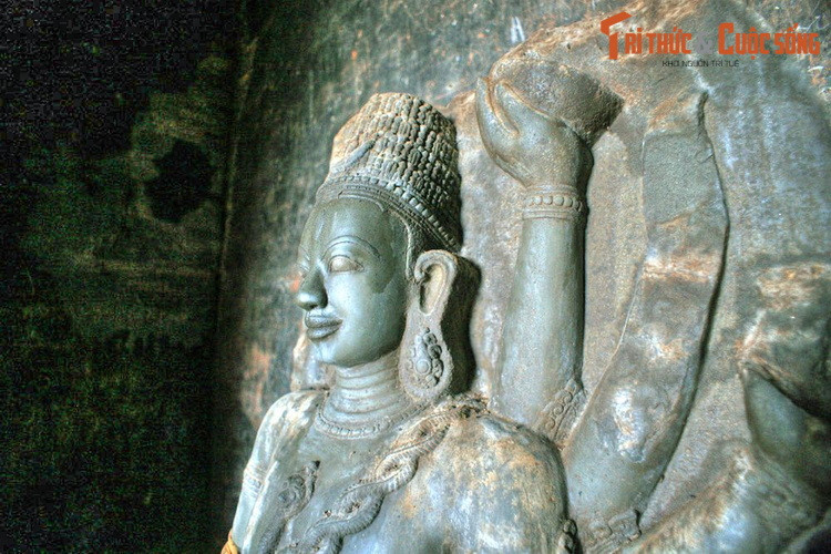 Bên trong tháp thờ ngày nay đặt một bức tượng Shiva, là bản phục chế của bức tượng nguyên gốc từng được đặt tại tháp (hiện bức tượng gốc đang nằm trong Bảo tàng Guimet, Pháp).