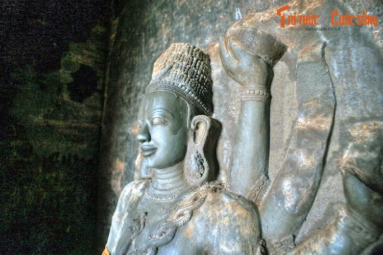 Bên trong tháp thờ ngày nay đặt một bức tượng Shiva, là bản phục chế của bức tượng nguyên gốc từng được đặt tại tháp (hiện bức tượng gốc đang nằm trong Bảo tàng Guimet, Pháp).