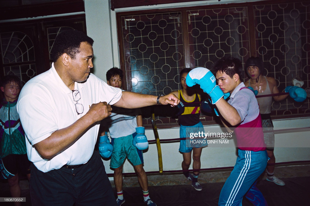 Muhammad Ali đấu tập với các võ sĩ trẻ Việt Nam khi ông thăm một trung tâm huấn luyện quyền anh ở Hà Nội, 12/5/1994.