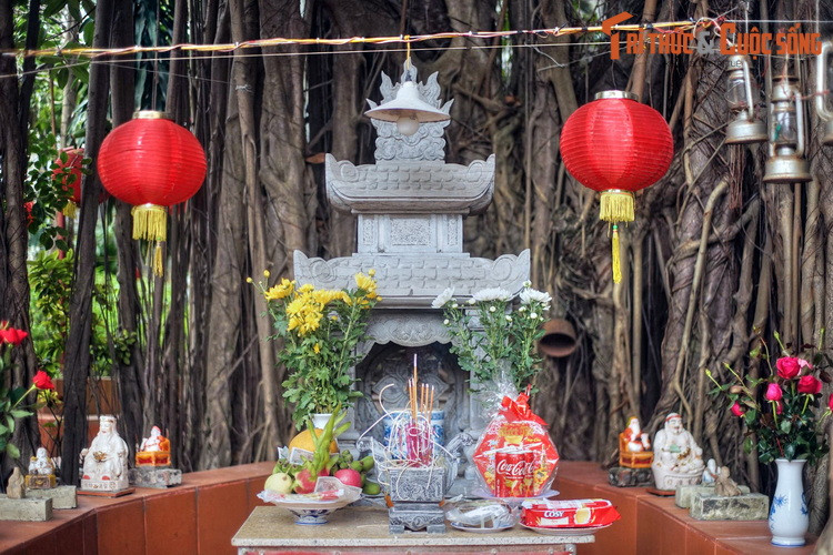 Theo thần phả để lại, đình Đại Yên thờ một cô bé sống vào thời nhà Lý, tên là Trần Ngọc Tường, được vua Lý phong tước hiệu Ngọc Hoa Công chúa do có công giúp quân ta đánh thắng giặc Chiêm.