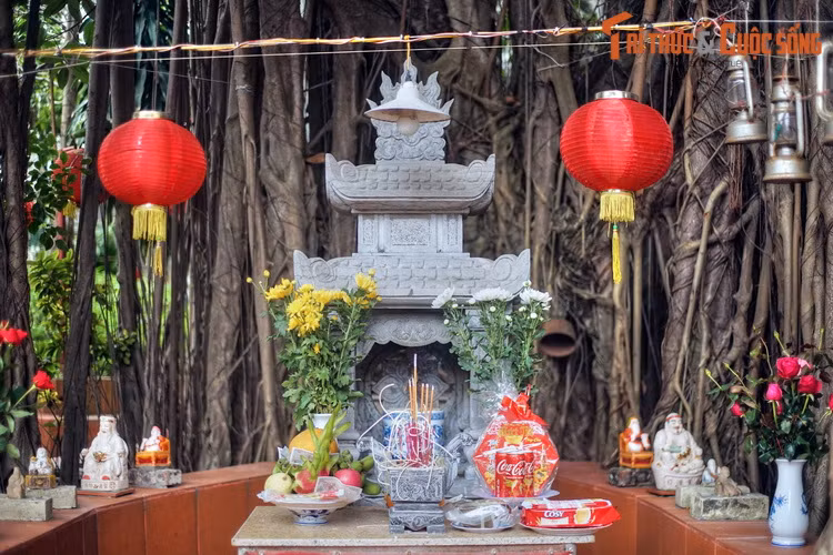 Theo thần phả để lại, đình Đại Yên thờ một cô bé sống vào thời nhà Lý, tên là Trần Ngọc Tường, được vua Lý phong tước hiệu Ngọc Hoa Công chúa do có công giúp quân ta đánh thắng giặc Chiêm.