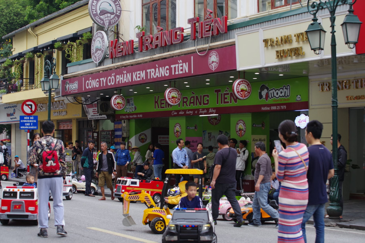 Kem Tràng Tiền năm 2019, một ngày thứ 7, khi phố Tràng Tiền trở thành phố đi bộ. "Đã 20 năm trôi qua kể từ các bức ảnh 1, 2, 3, và tôi cảm thấy thời thế có một sự thay đổi lớn", ông Yuichi Kobayashi chia sẻ. Ảnh: Yuichi Kobayashi.