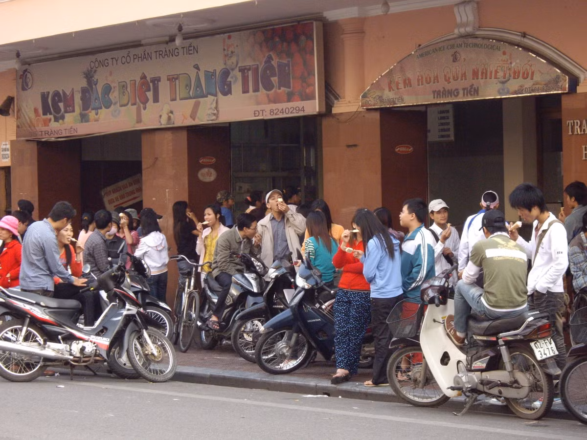 Các nam thanh nữ tú dựng xe tràn lan trên vỉa hè và lòng đường để thưởng thức những que kem "ngon nhất Hà Nội", 2008. Ảnh: Yuichi Kobayashi.