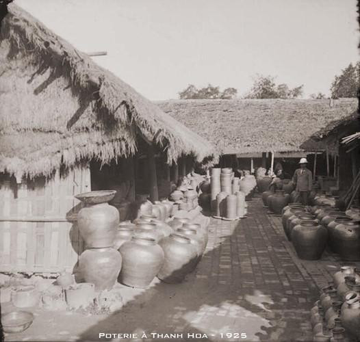 Một xưởng gốm ở Thanh Hóa năm 1925.