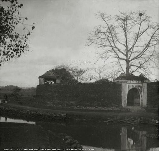 Bên ngoài lăng miếu Triệu Tường ở Gia Miêu Ngoại Trang, nơi đặt lăng mộ tổ tiên nhà Nguyễn ở Quý Hương, Quý Huyện (nay là xã Hà Long, huyện Hà Trung), Thanh Hóa tháng 3/1926.