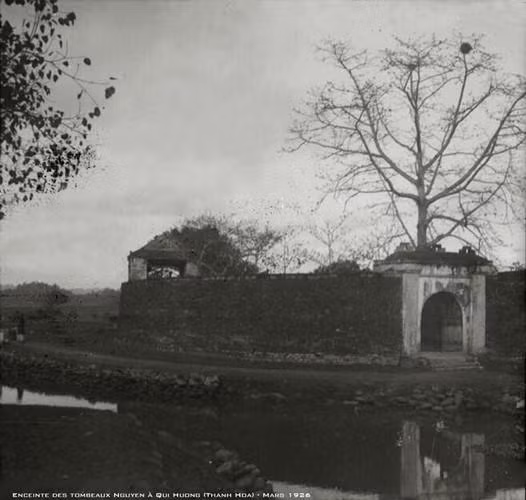 Bên ngoài lăng miếu Triệu Tường ở Gia Miêu Ngoại Trang, nơi đặt lăng mộ tổ tiên nhà Nguyễn ở Quý Hương, Quý Huyện (nay là xã Hà Long, huyện Hà Trung), Thanh Hóa tháng 3/1926.