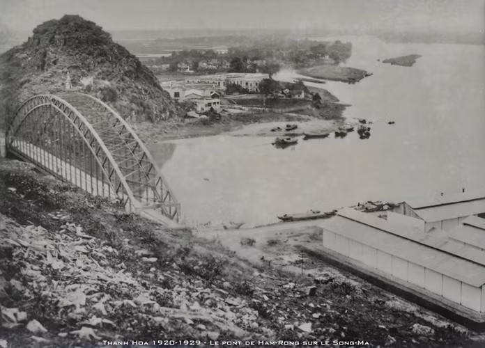 Cầu Hàm Rồng bắc qua Sông Mã, một biểu tượng của xứ Thanh, thập niên 1920.