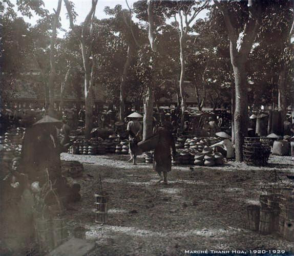 Khu bán nồi đất, đồ gốm ở chợ.