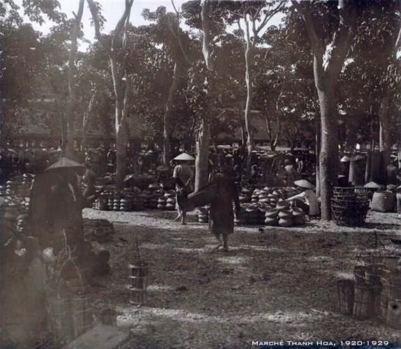 Khu bán nồi đất, đồ gốm ở chợ.