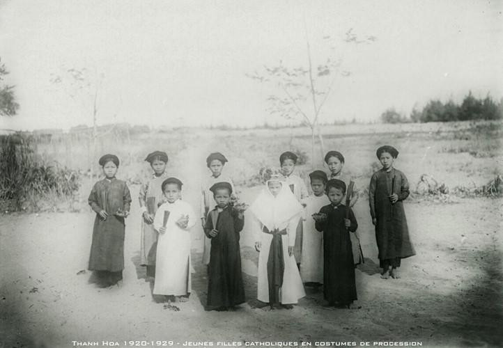 Những bé gái đạo Công giáo trong trang phục đám rước ở Thanh Hóa thập niên 1920.
