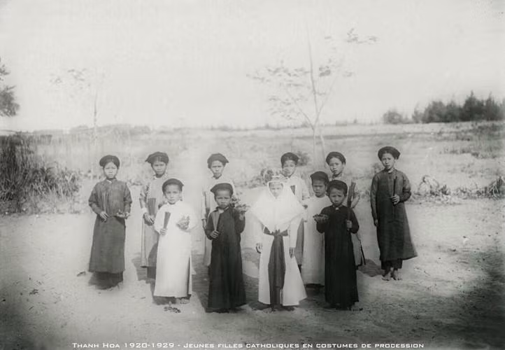Những bé gái đạo Công giáo trong trang phục đám rước ở Thanh Hóa thập niên 1920.