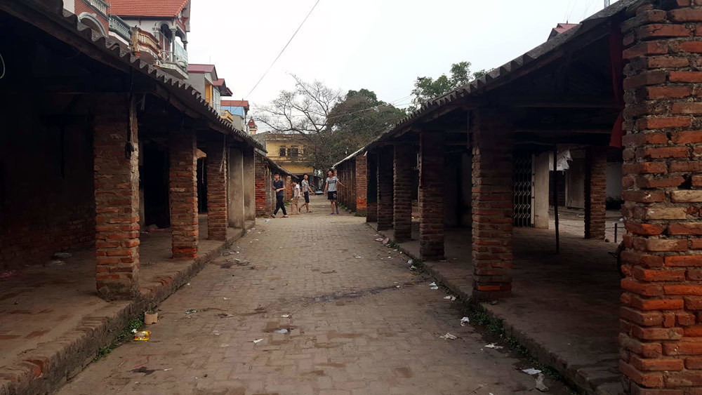 Chợ Nôm, theo nhiều người già trong làng, trước kia là một trong những trung tâm buôn bán sầm uất của vùng. Vì vậy người dân trong làng đều có cuộc sống khá giả, xây dựng nhà cửa khang trang.