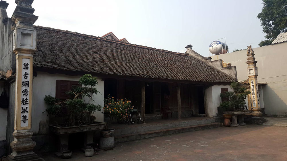 Vợ ông Long chia sẻ, có nhiều người đến trả giá mua nhà nhưng họ từ chối. 'Họ trả giá bằng cả 3 căn nhà mặt phố nhưng nhà cha ông để lại chúng tôi không muốn bán, bà cho biết.